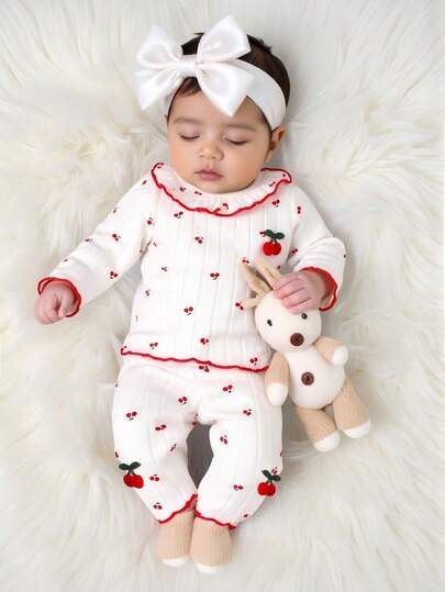 SHEIN Noworodek, dziewczynka, biała dzianinowa bluzka w paski z nadrukiem w wiśnie, z kołnierzykiem w kształcie lotosu i długim rękawem, w zestawie z pasującymi spodniami, słodka, elegancka, wygodna tkanina, odpowiednia do domu i aktywności na świeżym powietrzu