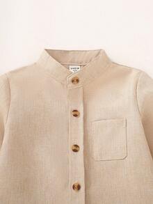 SHEIN 小男孩字母印花单排扣休闲口袋衬衫，长袖 - 杏色 - 查看 3