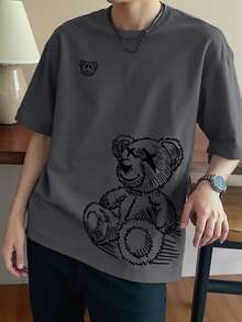 Manfinity Homme Plus Size Men's Loose Fit Dark Gray T-Shirt, Minimalist Design. Young Men's Street Style Clothing. Bear Print, Teddy Bear Graphic, Comfortable, Modern, Casual, Daily Style, Perfect Street Fashion Item, Also An Excellent Gift For Boyfriend Or Husband. Versatile, Travel Style. - Dark Grey - View 4