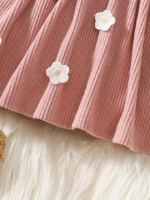 SHEIN 新生女婴人造毛皮针织连衣裙，柔和的粉色，毛茸茸的面料，蕾丝领口，花朵装饰，甜美优雅