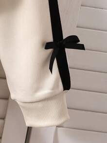 SHEIN 两件套少女学院风翻领卫衣，英文印花，搭配时尚百褶裙，袖口饰有撞色缎带和蝴蝶结，舒适针织面料，充满青春活力，适合上学或休闲外出穿着。 - 杏色 - 查看 5