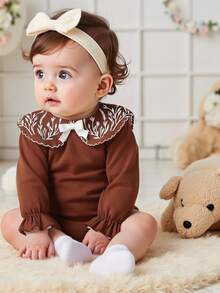 SHEIN Playful Pals 女婴乡村刺绣彼得潘领蝴蝶结荷叶边袖口长袖连体衣，秋季款 - 咖啡棕 - 查看 3