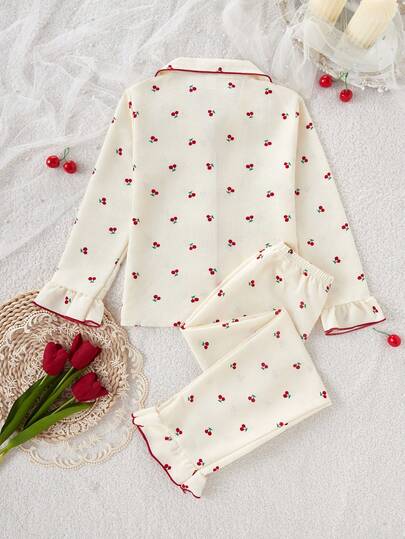 Elladie kids 女童睡衣套装 保暖家居服两件套 - 奶油红樱桃睡衣 甜美樱桃印花翻领设计 奶油红复古优雅配色 保暖针织面料 长袖翻领上衣+长裤 樱桃图案组合 社交媒体风格 甜美复古 秋冬春夏 假日必备 少女居家两件套睡衣套装 睡衣套装两件套