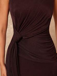 Lumalex 女式金属装饰船领褶饰垂坠紧身迷你连衣裙 - 咖啡棕 - 查看 4