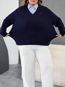 SHEIN CURVE+ Suéter de Malha Texturizada com Decote em V e Padrões Bordados, Estilo Casual Plus Size, Suéter de Volta para Casa Azul Marinho, Suéter de Tricô Trançado, Suéter Bordado, Casual Empresarial de Outono, Estilo Old Money para Mulheres/Inverno - Azul Marinho - Visão 4