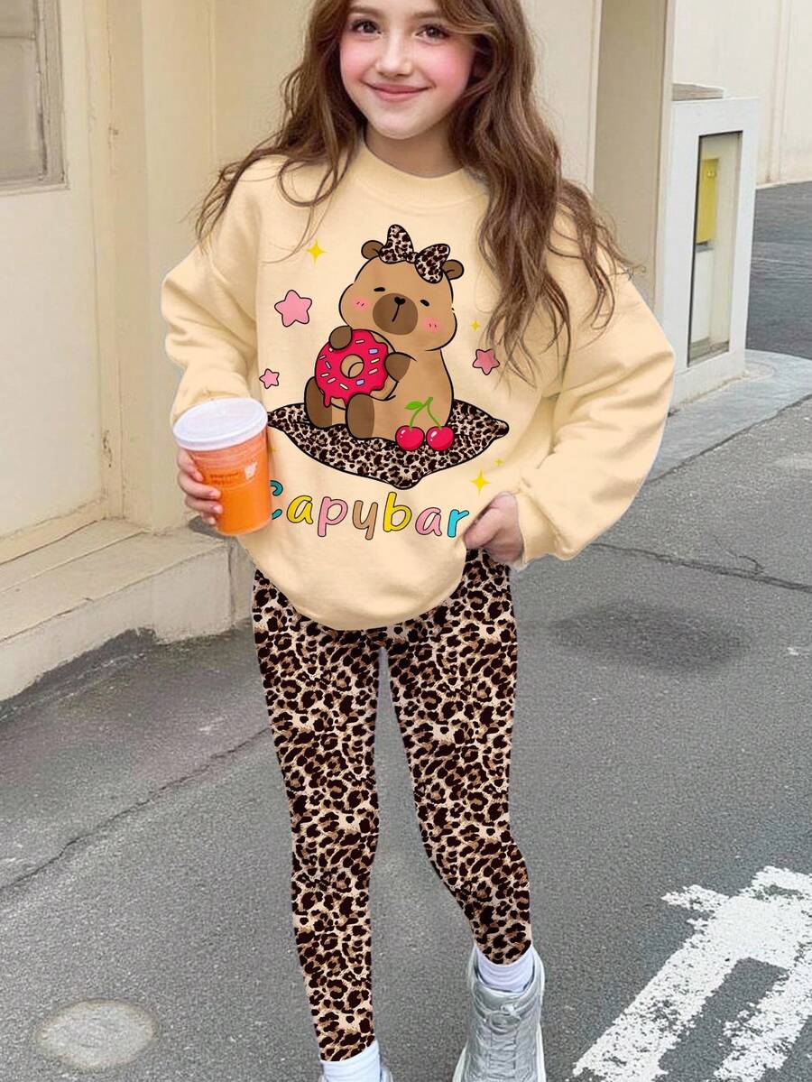 SHEIN 2 件套青少年女孩休闲可爱卡通水豚、蝴蝶结、复古豹纹卫衣和紧身裤套装，街头风，秋冬舒适，适合休闲、学校、户外、家居 - 彩色 - 查看 1