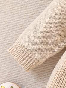 SHEIN 时尚心桃刺绣幼儿保暖毛衣裙。刺绣心桃图案的核心设计与毛衣裙品类相结合，契合婴幼儿可爱活泼的属性。 - 杏色 - 查看 5