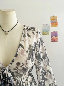 Soleia 大码女式红色花卉印花针织网眼前开领带腰喇叭袖衬衫 - 彩色 - 查看 5