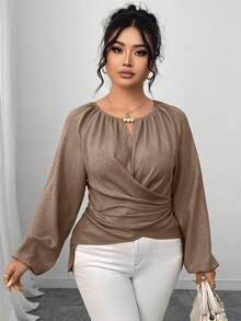 Elenzga Blusa de moda con cuello de ojo de cerradura, mangas raglán y bajo con pliegues para mujer de talla grande de unicolor - Marrón Mocha - Ver 4