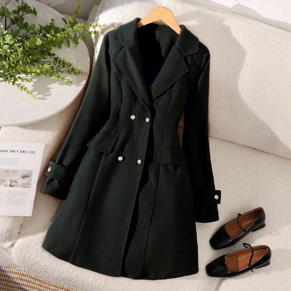 Chaqueta elegante de doble botonadura con cintura ceñida en color camello, versátil para el transporte