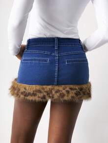 Maija Falda de mezclilla de felpa para mujer: un look de invierno de chica caliente inspirado en Y2K con estampado de leopardo y parches de piel sintética para un festival de música - Azul lavado medio - Ver 5