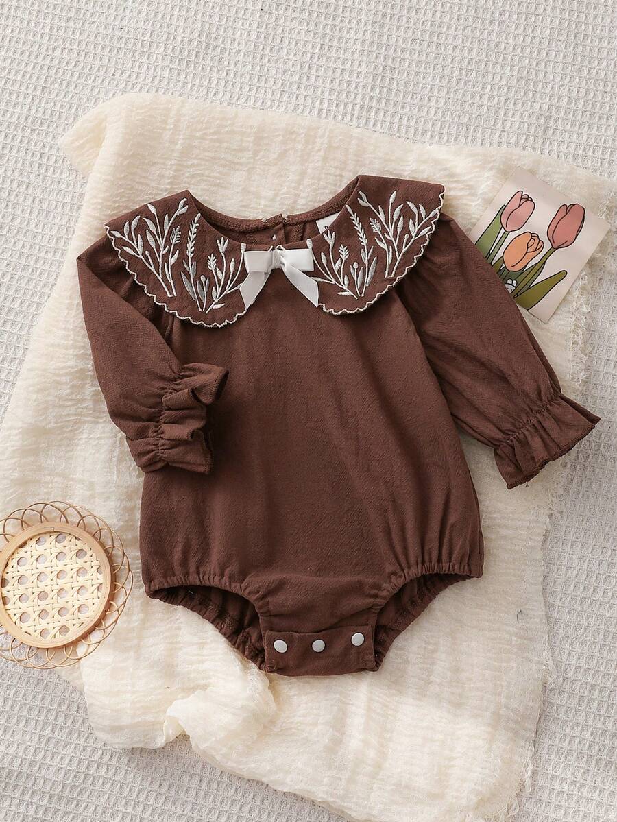 SHEIN Playful Pals 女婴乡村刺绣彼得潘领蝴蝶结荷叶边袖口长袖连体衣,秋季款 - 咖啡棕 - 查看 1