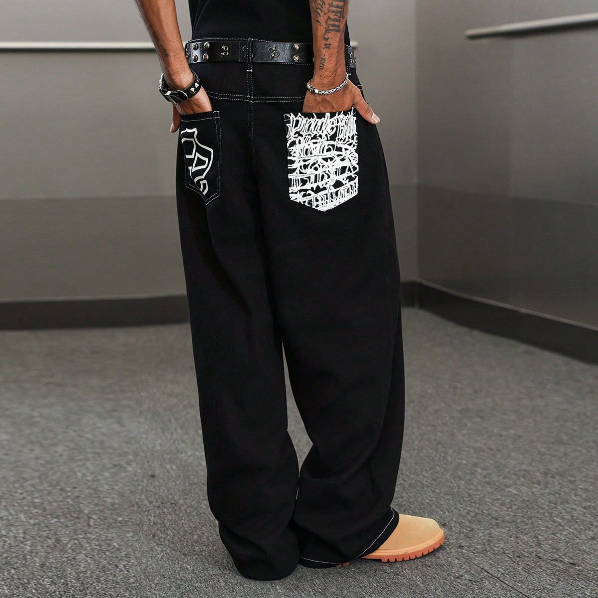 Jeans anchos y sueltos de moda casual para hombres con estampado de letras y puntada de contraste, sin cinturón incluido