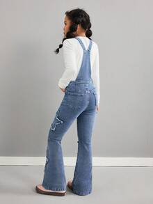 SHEIN Tween 女童 Y2K 学院风浅色水洗休闲星星刺绣贴片高腰喇叭腿牛仔裤牛仔背带裤（不含 T 恤），女童秋冬装街头服饰，返校节服装，圣诞服装万圣节服装，适合上学、居家和旅行，刺绣牛仔连体裤 - 中等水洗藍 - 查看 2