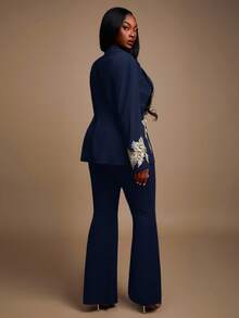 Radiana 大码女式秋冬优雅性感 2 件套奢华金线刺绣 3D 花朵装饰通勤风格西装外套和喇叭裤套装，适合宴会 - 藏蓝色 - 查看 2
