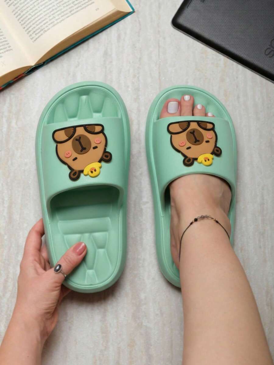 Sandalia de casa para mujer con osito decorativo, punta redonda, sin cordones, suela gruesa, estilo cute para verano y playa - Verde - Ver 1