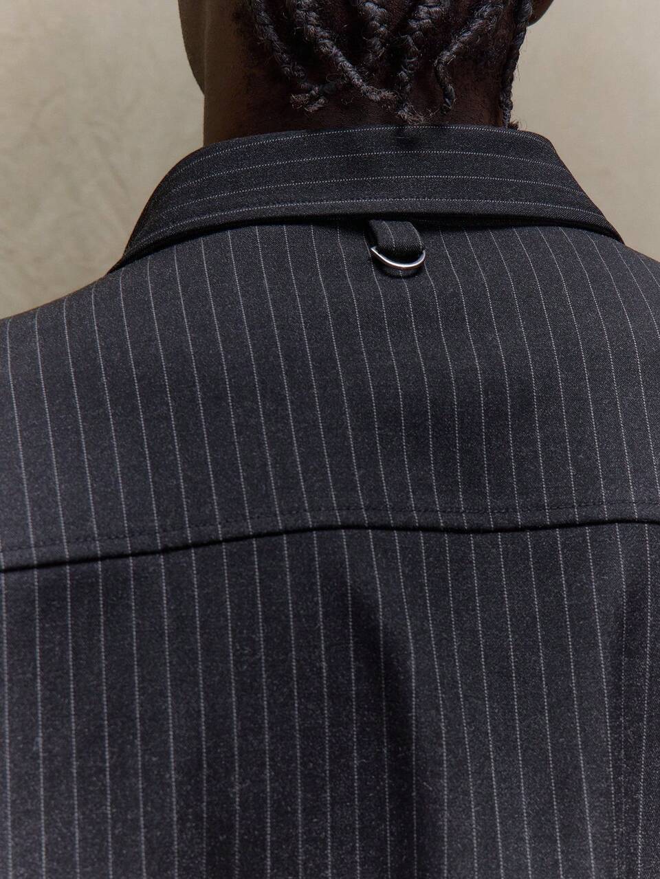 Camicia oversize a maniche lunghe con bottoni, colletto e righe verticali, adatta per l'autunno, la primavera e l'estate