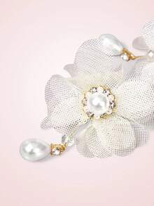 SHEIN MOD 优雅浪漫的欧根纱白色花朵配水钻和珍珠耳钉 - 白色 - 查看 4