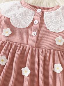 SHEIN 新生女婴人造毛皮针织连衣裙，柔和的粉色，毛茸茸的面料，蕾丝领口，花朵装饰，甜美优雅