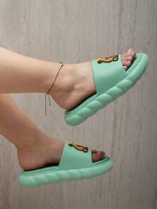 Sandalia de casa para mujer con osito decorativo, punta redonda, sin cordones, suela gruesa, estilo cute para verano y playa - Verde - Ver 3