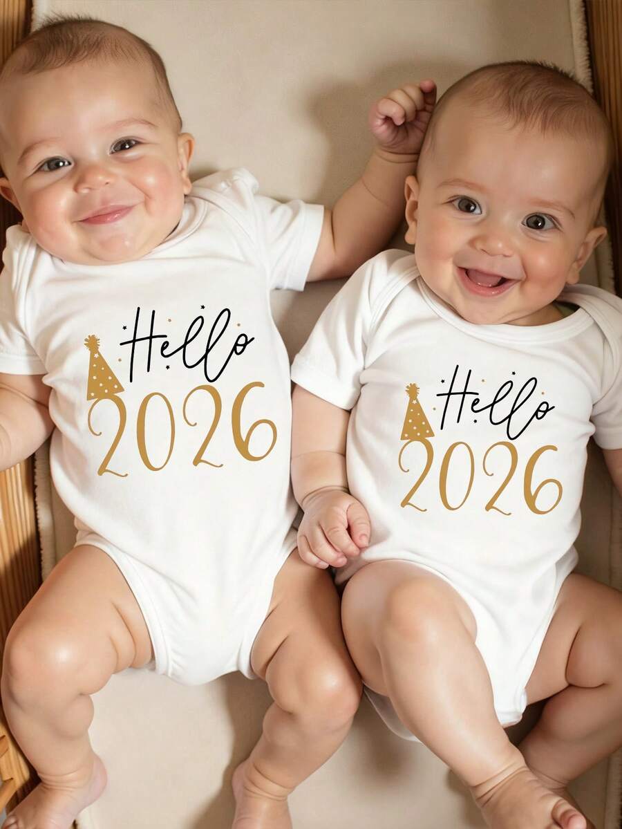 SHEIN Playful Pals 男婴休闲时尚简约创意“你好 2026”趣味数字字母标语印花连体衣短袖连体衣，新年快乐 - 白色 - 查看 1