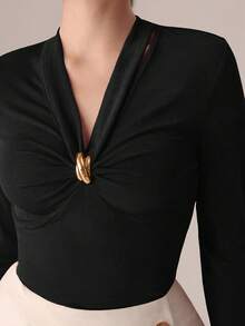 NOVVYNE Metal Buckle V-Neck Pleated Long Sleeve Elegant Fitted T-Shirt - Black - View 3