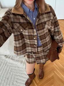 SHEIN Unity Áo khoác nữ cổ lông cừu kẻ caro, phong cách retro sinh viên, phù hợp cho mùa tựu trường, dạo phố, tiệc trà chiều, sân bay, Giáng sinh, món đồ thiết yếu cho mùa thu/đông, ấm áp và thoải mái, mang hơi hướng quý tộc cổ điển. - màu nâu - Xem 6