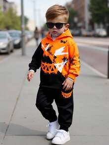 SHEIN Bộ 2 món/Bộ quần dài nỉ và áo hoodie họa tiết graffiti màu phong cách Halloween cho bé trai, rộng rãi ấm áp, thích hợp cho các dịp trở lại trường, sinh nhật, tiệc chào đón em bé, tiệc ngày lễ, mùa thu/đông, chất liệu nỉ dày dặn - Nhiều màu - Xem 9