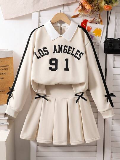 SHEIN 两件套少女学院风翻领卫衣，英文印花，搭配时尚百褶裙，袖口饰有撞色缎带和蝴蝶结，舒适针织面料，充满青春活力，适合上学或休闲外出穿着。