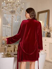 MuseNap CURVE Conjunto de camisón y bata de mujer talla grande de terciopelo con ribete de encaje y espalda abierta con lazo - Burdeos - Ver 6