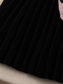 SHEIN Genkimix Kids 2件套女童秋冬针织短款上衣和百褶裙套装，圣诞红黑色块，心形图案，时尚新设计。独特的针织工艺展现都市魅力，展现年轻女士的偶像风格和学院风。 - 彩色 - 查看 6
