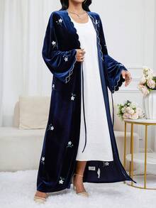 Al Najma 女士优雅花卉刺绣天鹅绒撞色饰边扇贝边喇叭袖宽松阿拉伯长袍 - 藍色 - 查看 3