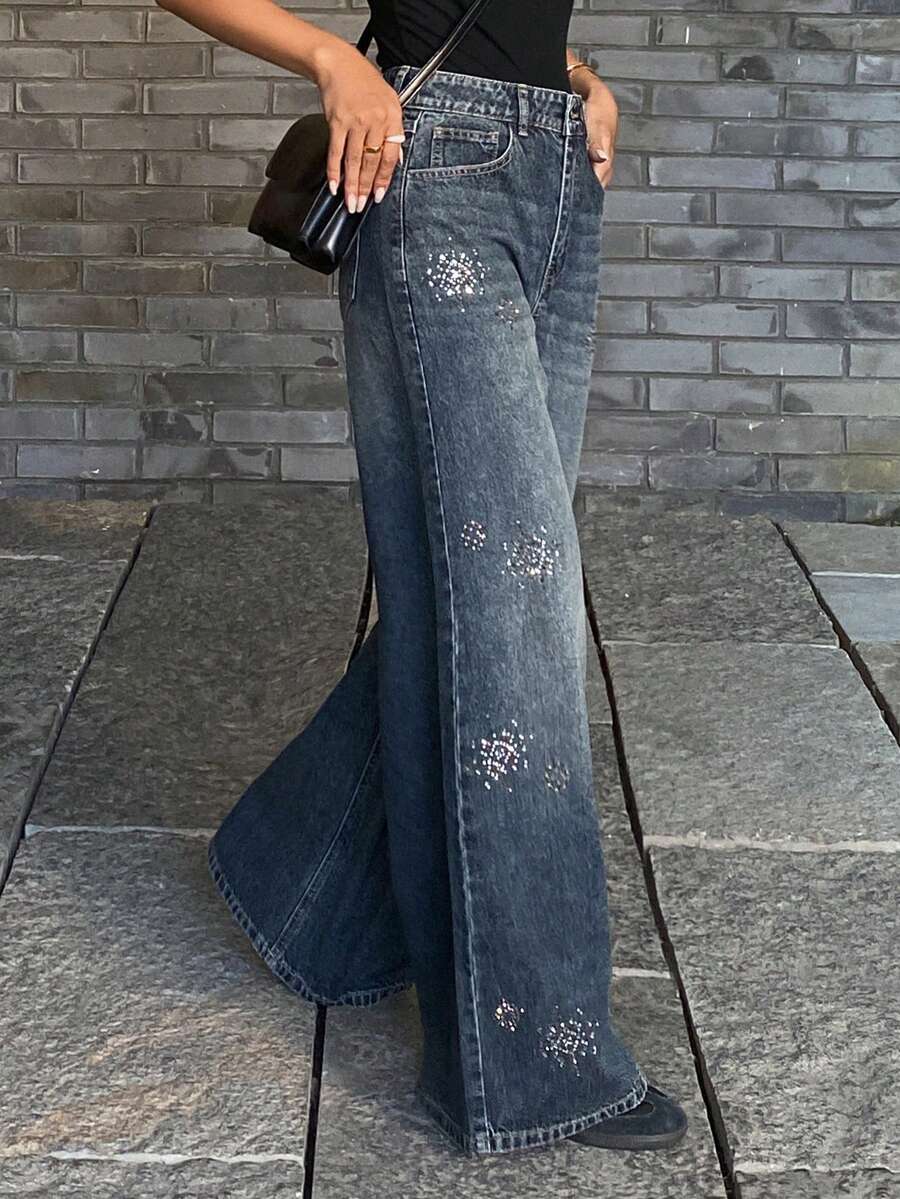 DAZY 女式常规腰部水钻装饰宽松阔腿牛仔裤，休闲街头风格 - 中等水洗藍 - 查看 1