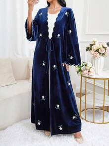 Al Najma 女士优雅花卉刺绣天鹅绒撞色饰边扇贝边喇叭袖宽松阿拉伯长袍 - 藍色 - 查看 5
