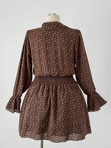 Sunspun Abito corto con maniche lunghe, colletto con rouches e vita arricciata, a fantasia floreale, taglie comode