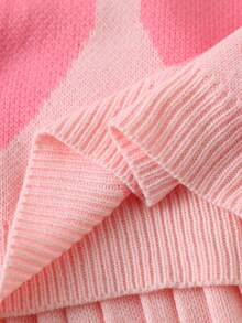 SHEIN Elladie kids 少女针织短款上衣和百褶裙两件套，时尚新品。圣诞红黑撞色，心形图案设计，活力可爱。独特的针织技艺，展现都市魅力。学院风百褶裙，展现少女偶像气质。 - 彩色 - 查看 7