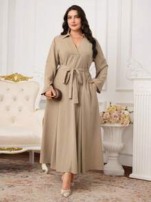 Modelyn Vestido Casual Feminino Plus Size de Manga Longa, Cor Sólida, com Amarração na Cintura e Bolso - Caqui - Visão 3