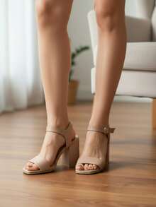 Zapatillas de tacón cuadrado de moda para mujer con acabado en tacto suave. Su diseño clásico brinda elegancia sin renunciar a la comodidad. El tacón ancho proporciona estabilidad al caminar, mientras que la tira en el tobillo con hebilla ajustable garantiza un ajuste perfecto y realza la silueta de tus pies. Ideales para combinar con vestidos, faldas, pantalones o trajes, son la opción esencial para eventos formales, fiestas o el día a día. - Beis - Ver 2