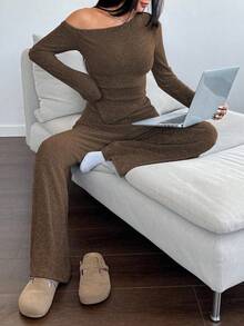 Flirla 女士休闲不对称肩部毛绒T恤+阔腿低腰裤两件套，冬季 - 卡其色 - 查看 6