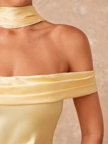 Lumalex 女式缎面露肩荷叶边高开衩连衣裙（配领带） - 黃色 - 查看 10