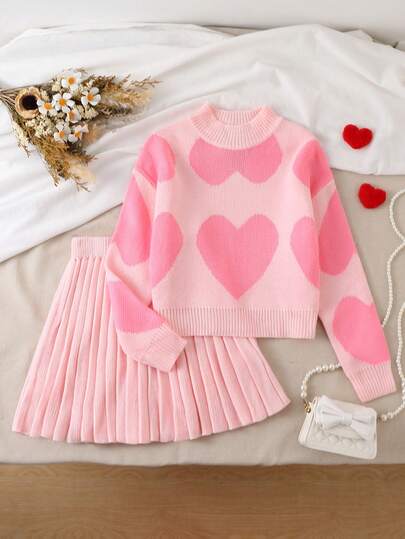 SHEIN Elladie kids 少女针织短款上衣和百褶裙两件套，时尚新品。圣诞红黑撞色，心形图案设计，活力可爱。独特的针织技艺，展现都市魅力。学院风百褶裙，展现少女偶像气质。