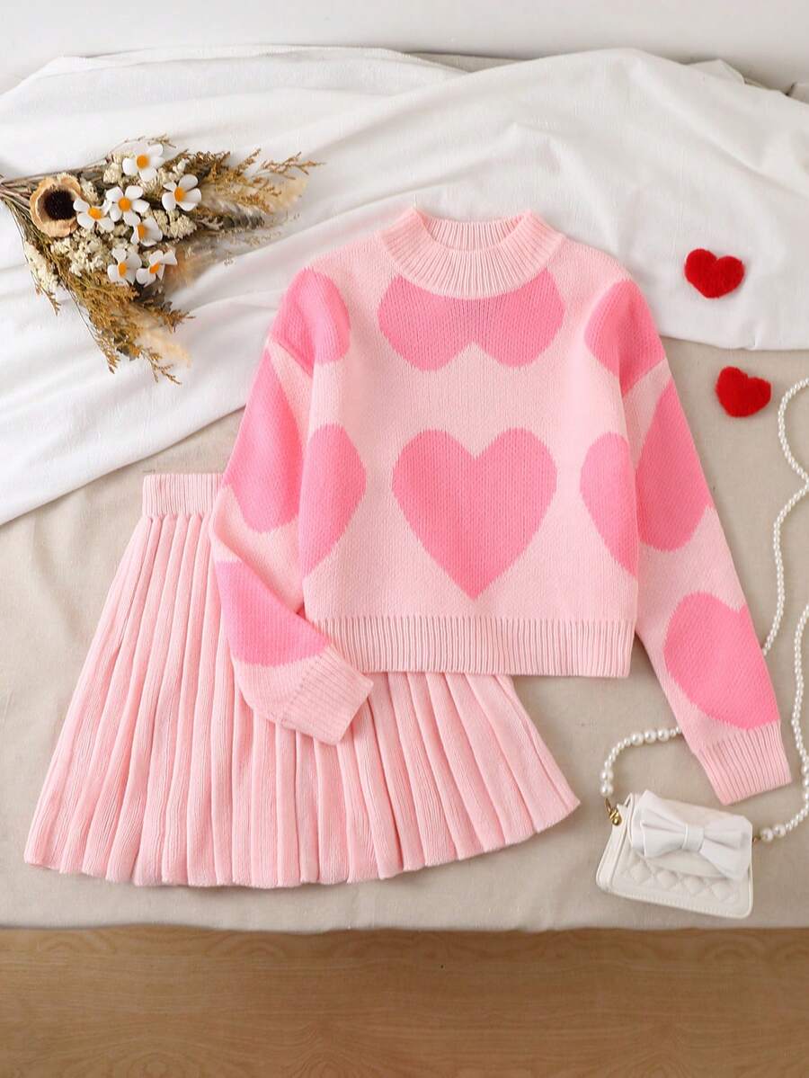 SHEIN Elladie kids 少女针织短款上衣和百褶裙两件套,时尚新品。圣诞红黑撞色,心形图案设计,活力可爱。独特的针织技艺,展现都市魅力。学院风百褶裙,展现少女偶像气质。 - 彩色 - 查看 1