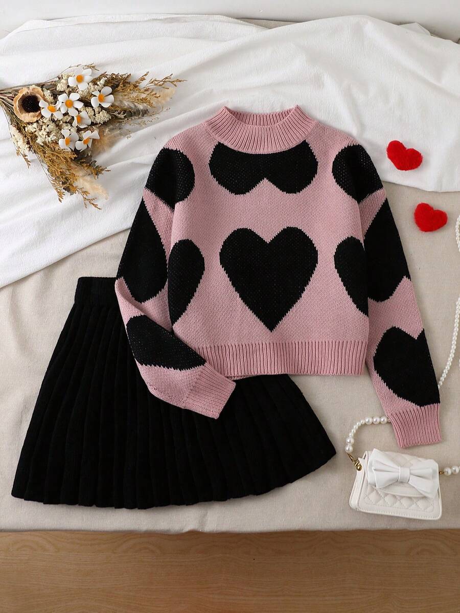 SHEIN Genkimix Kids 2件套女童秋冬针织短款上衣和百褶裙套装,圣诞红黑色块,心形图案,时尚新设计。独特的针织工艺展现都市魅力,展现年轻女士的偶像风格和学院风。 - 彩色 - 查看 1
