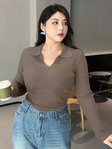 Dazy Plus pull col V en couleur unie, manches longues, ajusté et élastique, couleur bordeaux