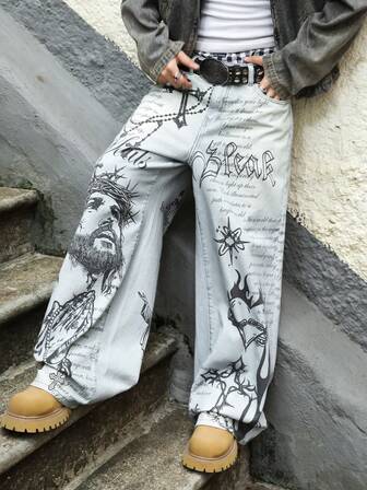 Street Life Jeans anchos y sueltos de lavado claro con estampado de lema de Jesús y cruz, estilo casual de moda callejera para hombres. Cinturón no incluido