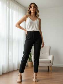 Zapatillas de tacón cuadrado de moda para mujer con acabado en tacto suave. Su diseño clásico brinda elegancia sin renunciar a la comodidad. El tacón ancho proporciona estabilidad al caminar, mientras que la tira en el tobillo con hebilla ajustable garantiza un ajuste perfecto y realza la silueta de tus pies. Ideales para combinar con vestidos, faldas, pantalones o trajes, son la opción esencial para eventos formales, fiestas o el día a día. - Beis - Ver 4