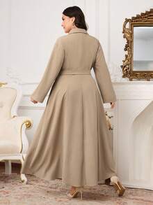 Modelyn Vestido Casual Feminino Plus Size de Manga Longa, Cor Sólida, com Amarração na Cintura e Bolso - Caqui - Visão 2