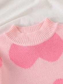 SHEIN Elladie kids 少女针织短款上衣和百褶裙两件套，时尚新品。圣诞红黑撞色，心形图案设计，活力可爱。独特的针织技艺，展现都市魅力。学院风百褶裙，展现少女偶像气质。 - 彩色 - 查看 3