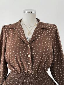 Sunspun Abito corto con maniche lunghe, colletto con rouches e vita arricciata, a fantasia floreale, taglie comode