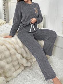 女士卡通熊刺绣提花抓绒睡衣套装，包含长袖上衣和裤子，秋冬保暖，蓬松舒适。